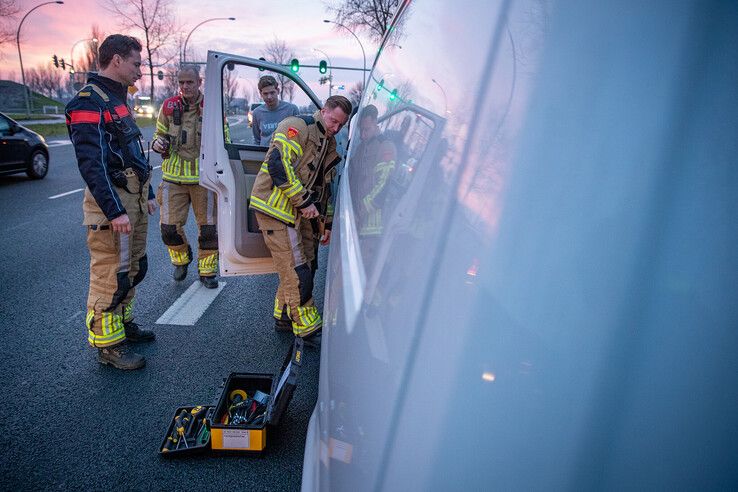 Ineens slaan vlammen onder stoel van bestuurder bestelbus vandaan op Hasselterweg - Foto: Hugo Janssen