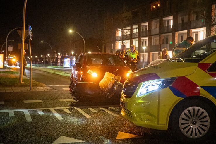 Scooterrijdster gewond na aanrijding in Stadshagen - Foto: Hugo Janssen