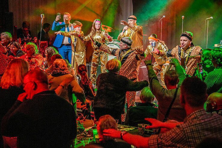 In beeld: Senioren draaien warm voor carnaval in Sassendonk - Foto: Obbe Bakker