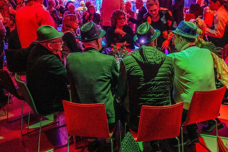 In beeld: Senioren draaien warm voor carnaval in Sassendonk - Foto: Obbe Bakker