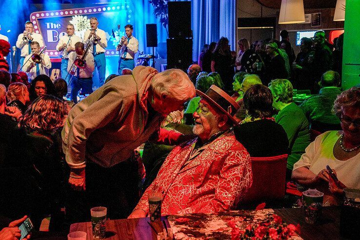 In beeld: Senioren draaien warm voor carnaval in Sassendonk - Foto: Obbe Bakker