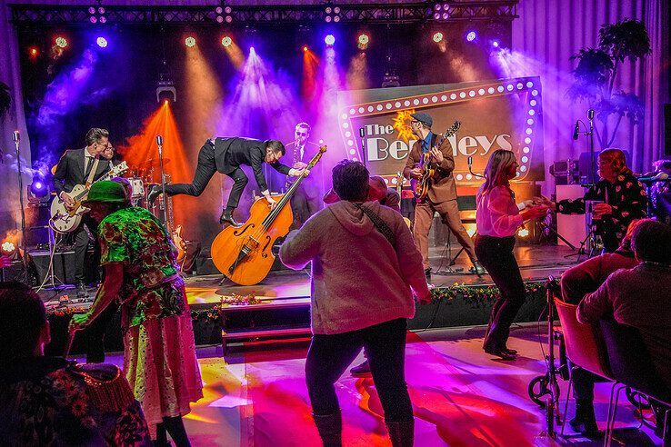 In beeld: Senioren draaien warm voor carnaval in Sassendonk - Foto: Obbe Bakker