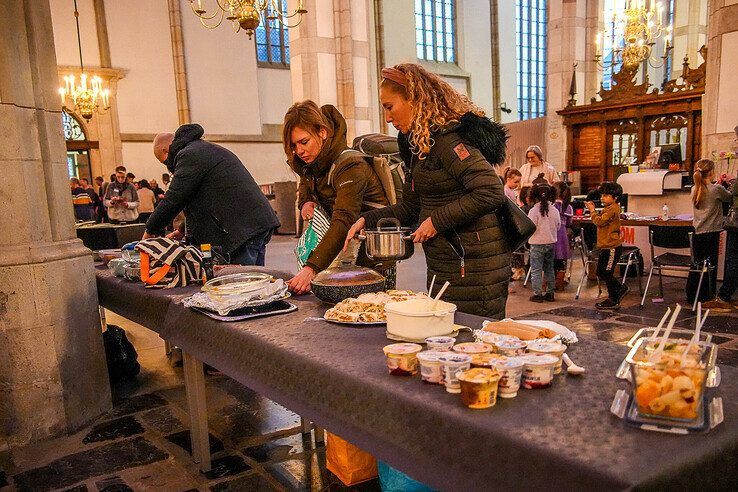 In beeld: Samen eten met vluchtelingen en statushouders aan langste tafel van Zwolle - Foto: Obbe Bakker