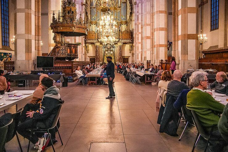 In beeld: Samen eten met vluchtelingen en statushouders aan langste tafel van Zwolle - Foto: Obbe Bakker