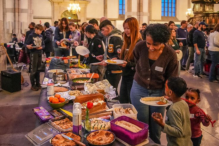 In beeld: Samen eten met vluchtelingen en statushouders aan langste tafel van Zwolle - Foto: Obbe Bakker