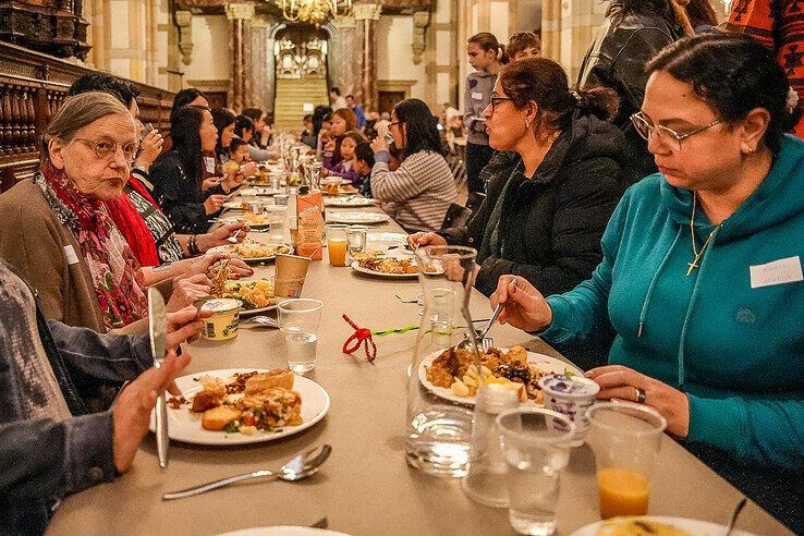 In beeld: Samen eten met vluchtelingen en statushouders aan langste tafel van Zwolle - Foto: Obbe Bakker