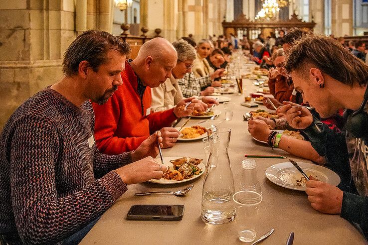 In beeld: Samen eten met vluchtelingen en statushouders aan langste tafel van Zwolle - Foto: Obbe Bakker