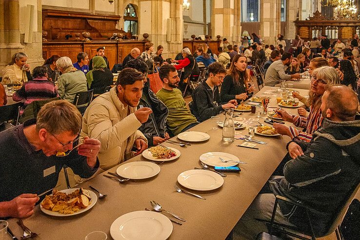 In beeld: Samen eten met vluchtelingen en statushouders aan langste tafel van Zwolle - Foto: Obbe Bakker