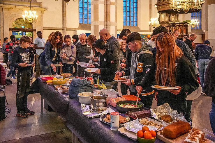 In beeld: Samen eten met vluchtelingen en statushouders aan langste tafel van Zwolle - Foto: Obbe Bakker