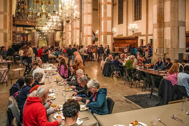 In beeld: Samen eten met vluchtelingen en statushouders aan langste tafel van Zwolle - Foto: Obbe Bakker