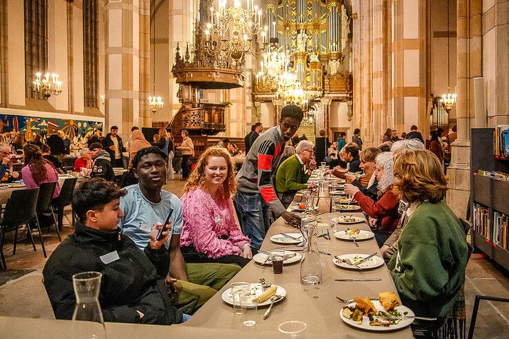 In beeld: Samen eten met vluchtelingen en statushouders aan langste tafel van Zwolle - Foto: Obbe Bakker