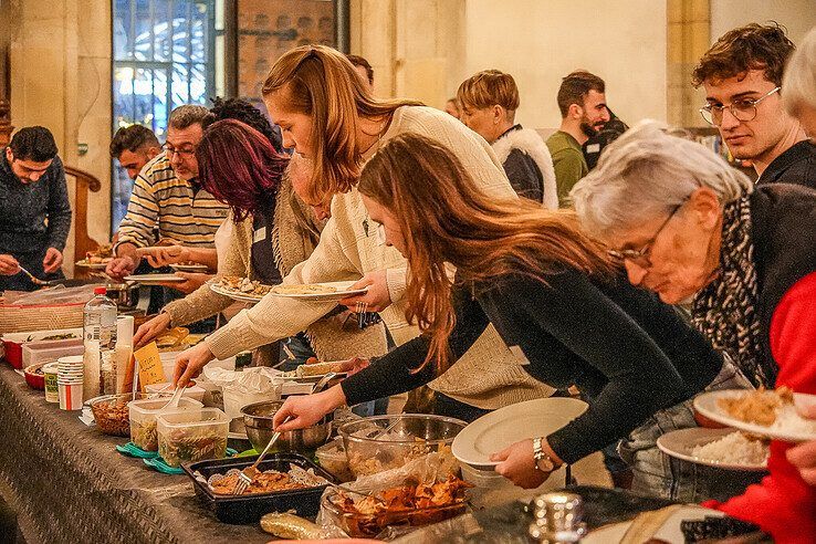 In beeld: Samen eten met vluchtelingen en statushouders aan langste tafel van Zwolle - Foto: Obbe Bakker