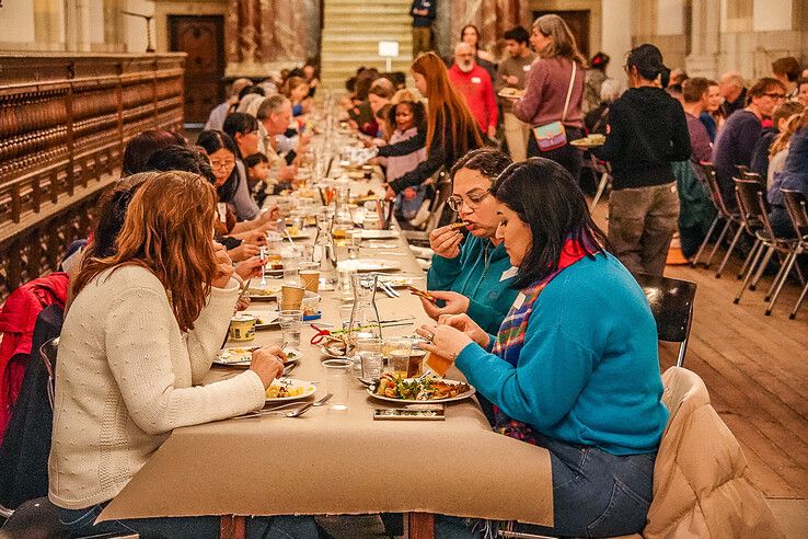 In beeld: Samen eten met vluchtelingen en statushouders aan langste tafel van Zwolle - Foto: Obbe Bakker