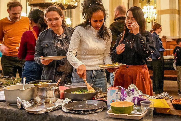 In beeld: Samen eten met vluchtelingen en statushouders aan langste tafel van Zwolle - Foto: Obbe Bakker