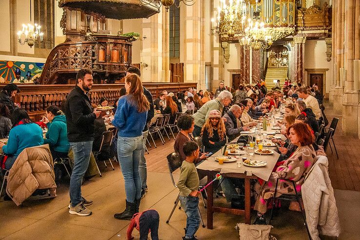 In beeld: Samen eten met vluchtelingen en statushouders aan langste tafel van Zwolle - Foto: Obbe Bakker