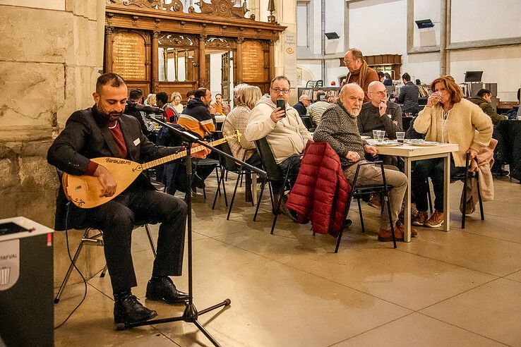 In beeld: Samen eten met vluchtelingen en statushouders aan langste tafel van Zwolle - Foto: Obbe Bakker