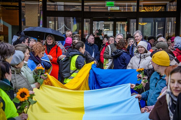 In beeld: Zwolle herdenkt drie jaar oorlog in Oekraïne met stille tocht - Foto: Obbe Bakker