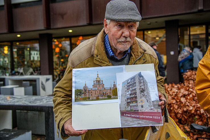 In beeld: Zwolle herdenkt drie jaar oorlog in Oekraïne met stille tocht - Foto: Obbe Bakker