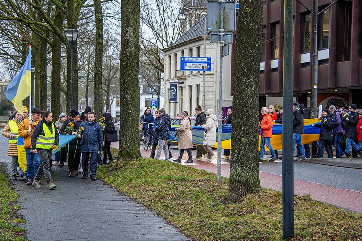 In beeld: Zwolle herdenkt drie jaar oorlog in Oekraïne met stille tocht - Foto: Obbe Bakker