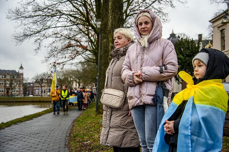 In beeld: Zwolle herdenkt drie jaar oorlog in Oekraïne met stille tocht - Foto: Obbe Bakker