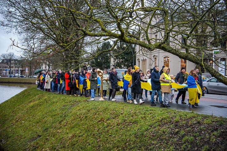 In beeld: Zwolle herdenkt drie jaar oorlog in Oekraïne met stille tocht - Foto: Obbe Bakker