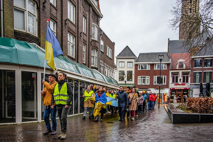 In beeld: Zwolle herdenkt drie jaar oorlog in Oekraïne met stille tocht - Foto: Obbe Bakker