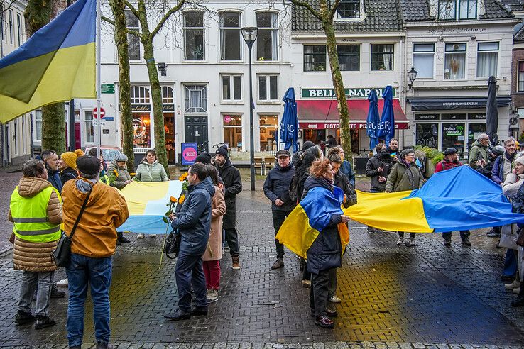 In beeld: Zwolle herdenkt drie jaar oorlog in Oekraïne met stille tocht - Foto: Obbe Bakker