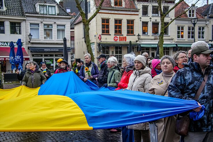 In beeld: Zwolle herdenkt drie jaar oorlog in Oekraïne met stille tocht - Foto: Obbe Bakker