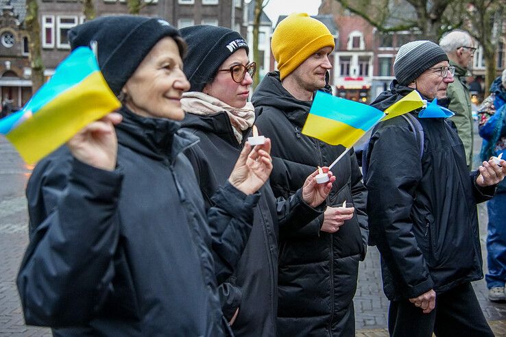 In beeld: Zwolle herdenkt drie jaar oorlog in Oekraïne met stille tocht - Foto: Obbe Bakker