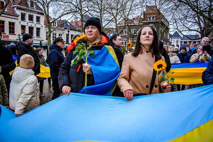 In beeld: Zwolle herdenkt drie jaar oorlog in Oekraïne met stille tocht - Foto: Obbe Bakker