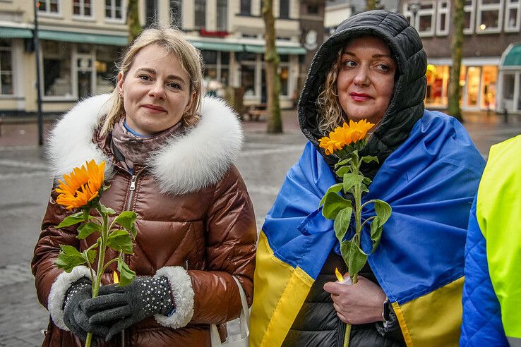 In beeld: Zwolle herdenkt drie jaar oorlog in Oekraïne met stille tocht - Foto: Obbe Bakker