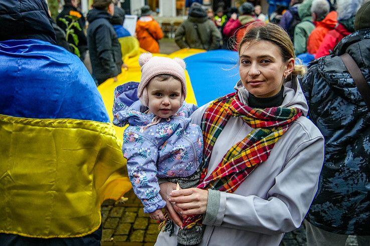 In beeld: Zwolle herdenkt drie jaar oorlog in Oekraïne met stille tocht - Foto: Obbe Bakker