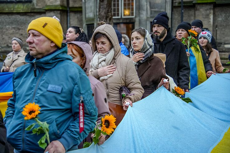 In beeld: Zwolle herdenkt drie jaar oorlog in Oekraïne met stille tocht - Foto: Obbe Bakker