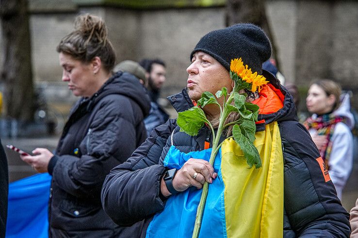 In beeld: Zwolle herdenkt drie jaar oorlog in Oekraïne met stille tocht - Foto: Obbe Bakker