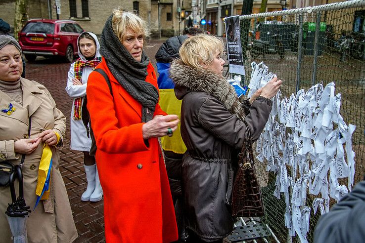 In beeld: Zwolle herdenkt drie jaar oorlog in Oekraïne met stille tocht - Foto: Obbe Bakker