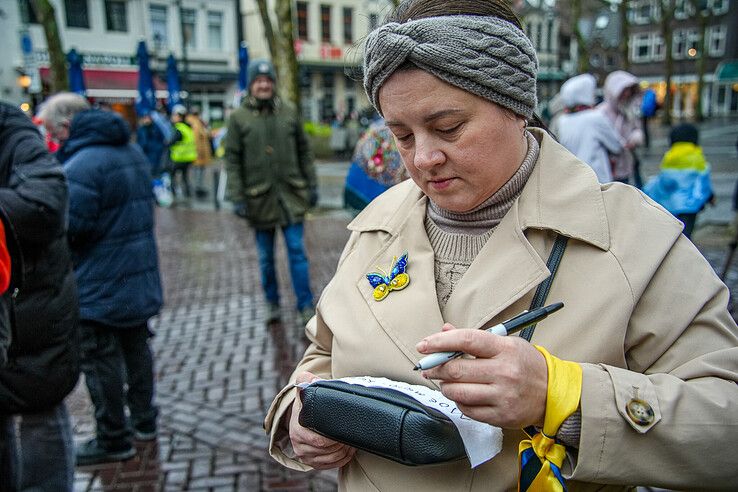 In beeld: Zwolle herdenkt drie jaar oorlog in Oekraïne met stille tocht - Foto: Obbe Bakker