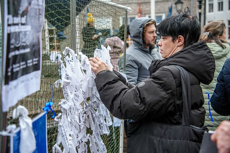 In beeld: Zwolle herdenkt drie jaar oorlog in Oekraïne met stille tocht - Foto: Obbe Bakker