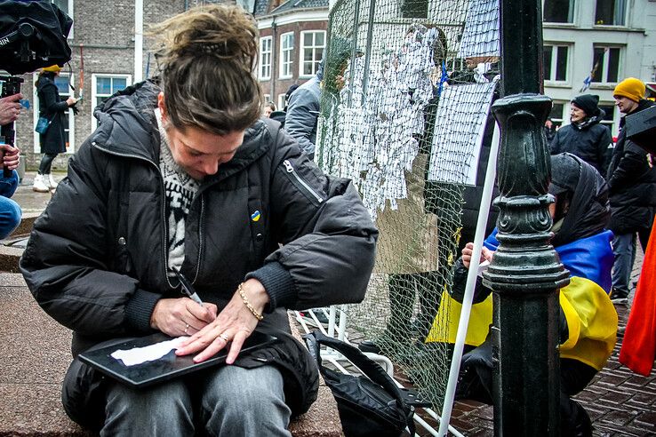 In beeld: Zwolle herdenkt drie jaar oorlog in Oekraïne met stille tocht - Foto: Obbe Bakker