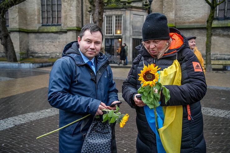 In beeld: Zwolle herdenkt drie jaar oorlog in Oekraïne met stille tocht - Foto: Obbe Bakker