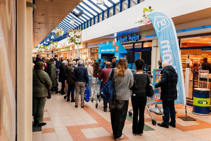 Klanten in de rij bij de heropening van de supermarkt in winkelcentrum Aa-landen. - Foto: Albert Heijn