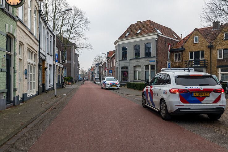 Op de Van Karnebeekstraat namen agenten posten in. - Foto: Peter Denekamp