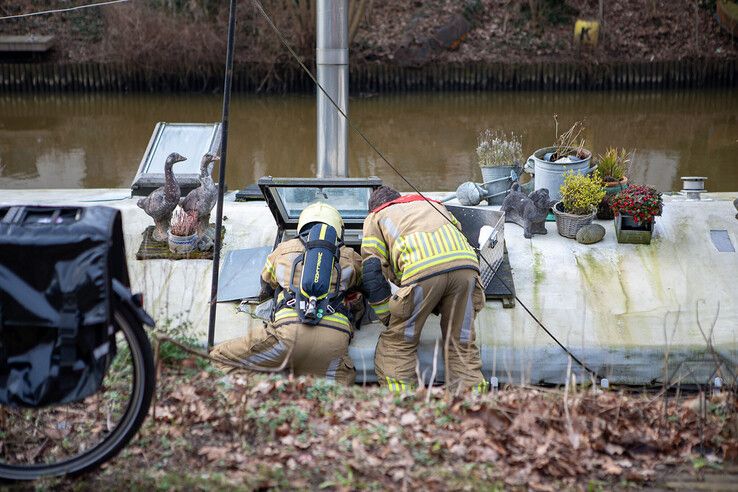 Door de brand kwam de woonboot vol rook te staan. - Foto: Ruben Meinten