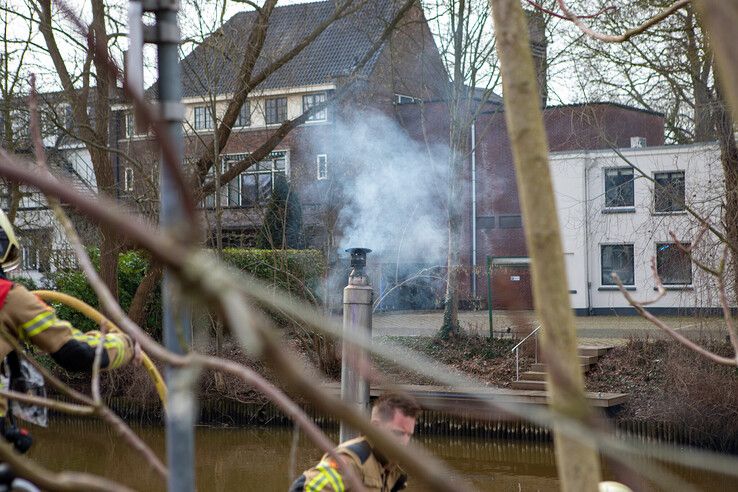 Brand op woonboot in stadsgracht snel geblust - Foto: Ruben Meinten