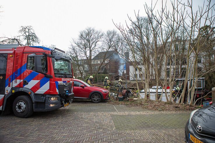 Brand op woonboot in stadsgracht snel geblust - Foto: Ruben Meinten