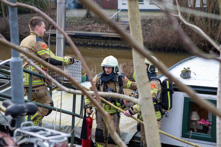 Brand op woonboot in stadsgracht snel geblust - Foto: Ruben Meinten