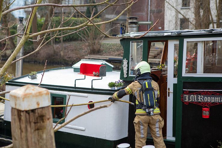 Brand op woonboot in stadsgracht snel geblust - Foto: Ruben Meinten