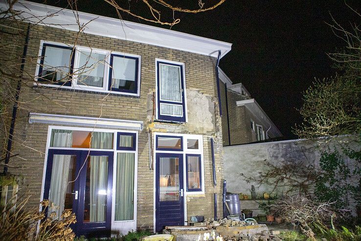 Balkon ingestort van woning in Assendorp, geen gewonden - Foto: Ruben Meinten