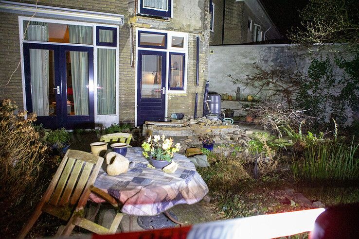 Balkon ingestort van woning in Assendorp, geen gewonden - Foto: Ruben Meinten