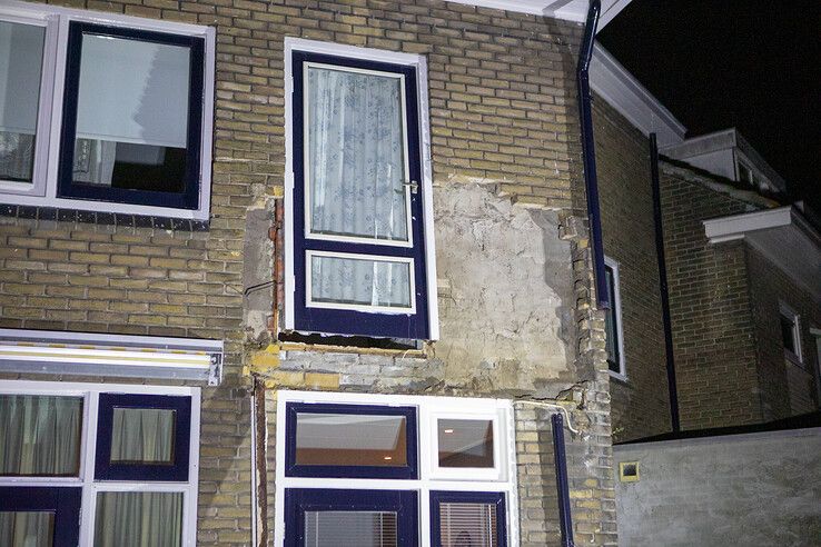 Het balkon van de woning is naar beneden gekomen. - Foto: Ruben Meinten