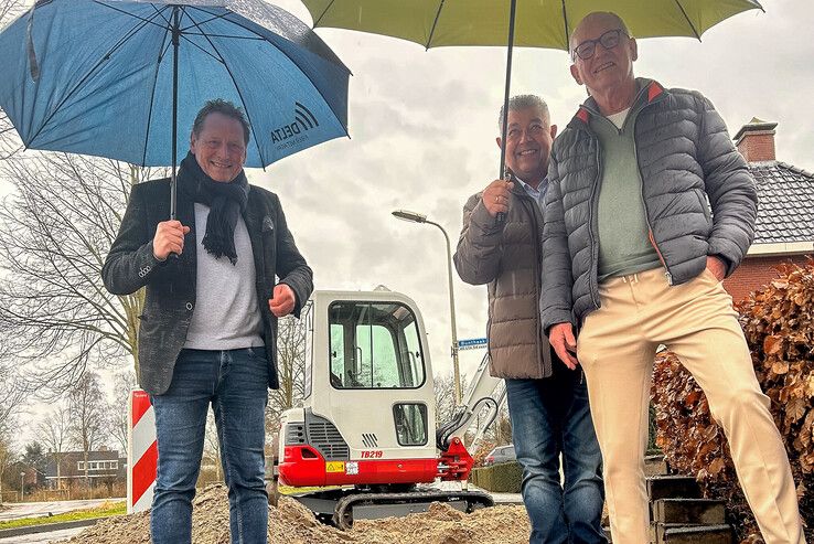 Van links af Eddy Veenstra (Rendo), Martin Linders (Enexis) en wethouder Harrie Rietman. - Foto: Gemeente Zwartewaterland